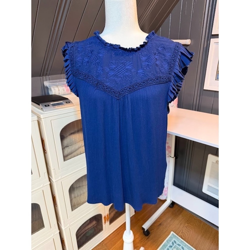 Women's Classy Sleeveless Blouse by Democracy - Size Large